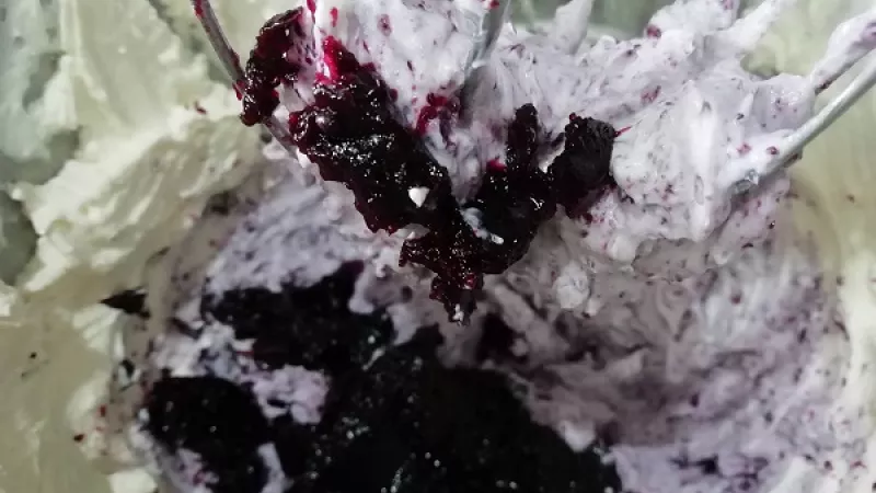 2. Šľahačkovú smotanu vyšľaháme dotuha, postupne stierkou zapracujeme aj mascarpone izbovej teploty. Smotanový krém dochutíme cukrom, medom.