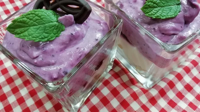 4. Čučoriedkové dezerty s mascarpone dozdobíme kúskami čokolády, lístkami medovky či mäty. Dezerty necháme ešte dobre zachladiť a môžeme podávať.
