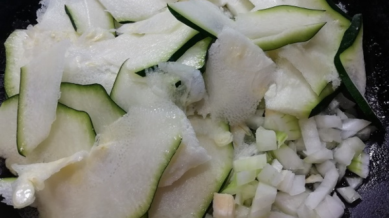2. Na kvalitnejšiu panvicu pridáme maslo a olivový olej, prehrejeme. Cibuľu a cesnak očistíme, nakrájame nadrobno. Na masle a oleji orestujeme do sklovita.