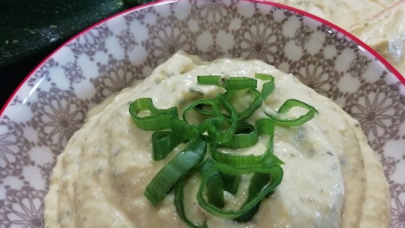 Tip Dobrej kuchyne: Cuketová pomazánka chutí najlepšie dobre vychladená, vtedy prejdú aj všetky chute. Ak máte radi pálivé, pridajte do našej domácej pomazánky chilli korenie.
Dobrú pomazánkovú chuť.