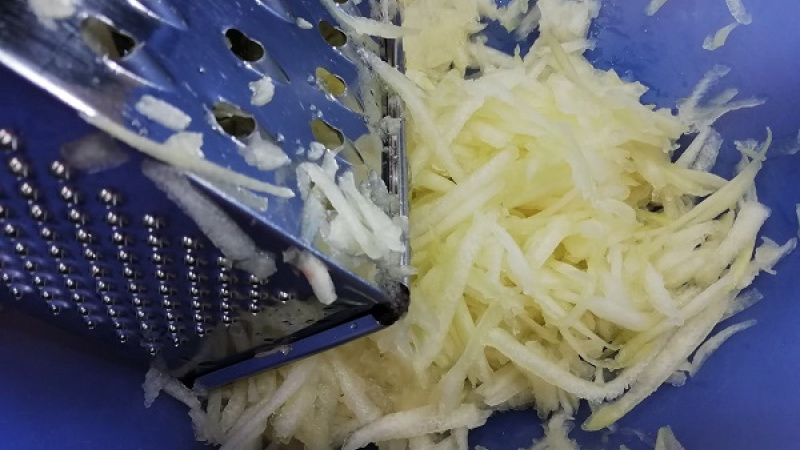 1. Ak máme cuketu mladú, stačí ju iba umyť a nastrúhať. Keď máme však cuketu väčšiu, s tvrdšími jadierkami a šupkou, ošúpeme ju, striedku vyberieme a tak nastrúhame.