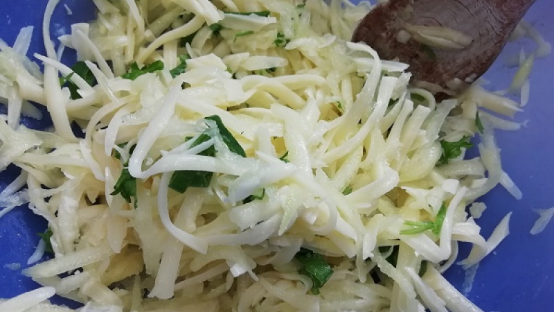 3. Cuketu zmiešame so syrom, ak by bola cuketa príliš vodnatá, tekutinu rukou vytlačíme. K zmesi môžeme pridať aj bylinky podľa obľuby. Pripravíme si plech na pečenie.