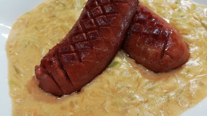 Tip Dobrej kuchyne: Je dôležité, aby sme smotanovú zálievku dobre rozmiešali, aby sme nemali v prívarku hrudky. Pre istotu smotanovú zálievku k cukete precedíme.
Dobrú cuketovú chuť.