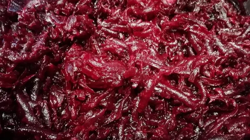 3. Cviklu ošúpeme, potom ju nastrúhame na hrubšie alebo tenšie rezance, záleží, akú ju obľubujeme. Pridáme vychladnutý nálev a citrónovú  šťavu podľa potreby, ak sme nepridali do nálevu ocot.