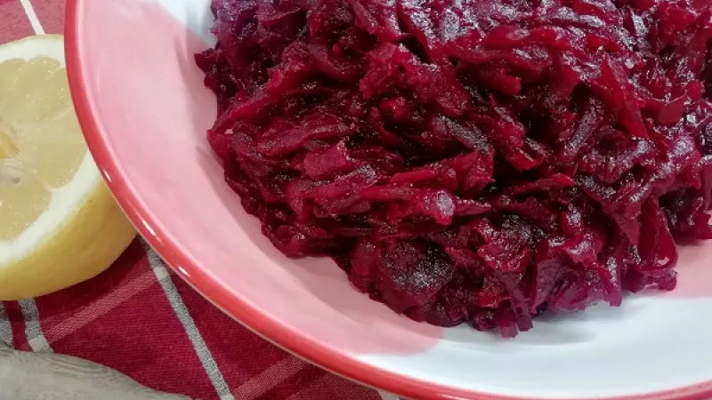 5. Najlepšiu klasickú veľkonočnú cviklu s chrenom necháme v chlade postáť aspoň hodinu, aby prešli všetky chute. Uzatvorená vydrží v chladničke aj zopár dní, môžeme si ju však aj klasicky sterilizovať.
