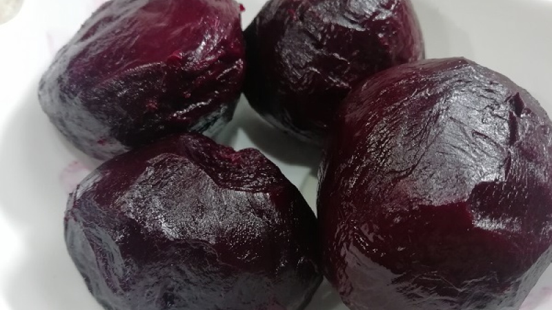 1. Cviklu si uvaríme. Na jej uvarenie potrebujeme takmer hodinu. Uvaríme aj vajcia, od bodu varu ich varíme 10 minút. Po uvarení necháme vychladnúť. 