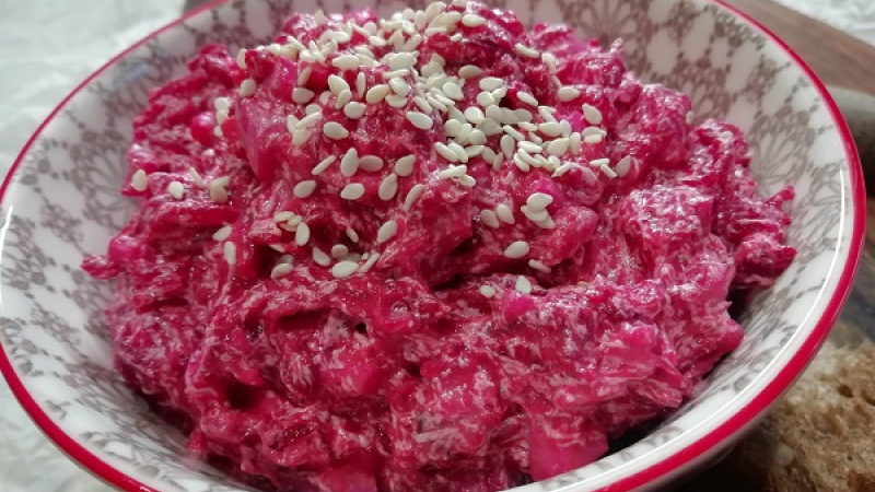 5. Keď cviklovo vajíčkovú nátierku necháme zachladiť aspoň 30 minút, nátierka bude omnoho delikátnejšia, pretože prejdú chute. No a  môžeme servírovať. 