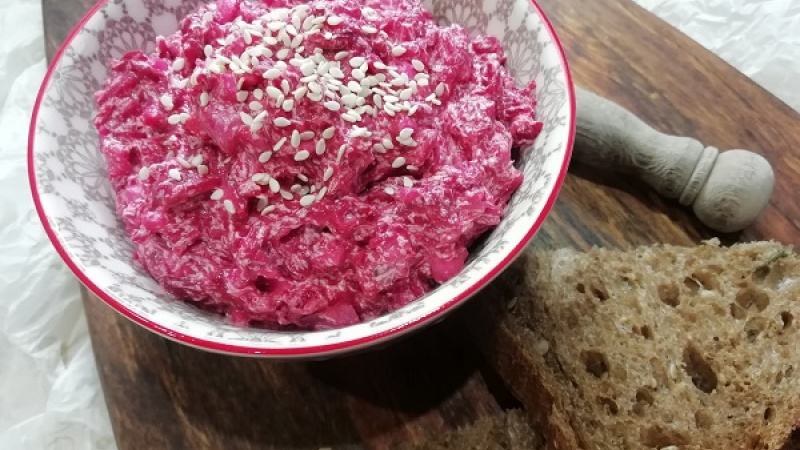 6. Domáca nátierka z cvikly a vajec výborne ladí so sezamovými semienkami, ale aj petržlenovou vňaťou. Nátierku môžeme aj rozmixovať, bude ešte jemnejšia.