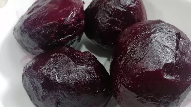 1. Cviklu si uvaríme. Na jej uvarenie potrebujeme takmer hodinu. Po uvarení necháme vychladnúť. 