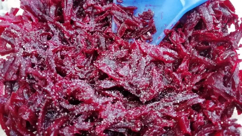2. Vychladnutú cviklu ošúpeme, nastrúhame ju na hrubšom strúhadle. Môžeme nakrájať malé kocky.