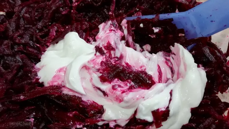 4. Nakoniec pridáme aj hustý biely jogurt alebo kyslú smotanu. Dobre premiešame, doladíme chuť.