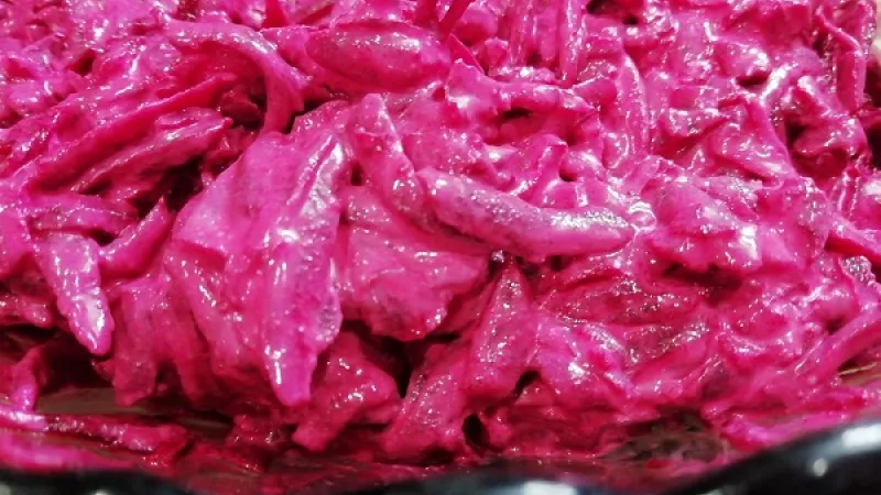 5. Je dôležité vyvážiť chuť, citrónová šťava je v tomto šaláte veľmi potrebná. Šalátik dáme do chladu.