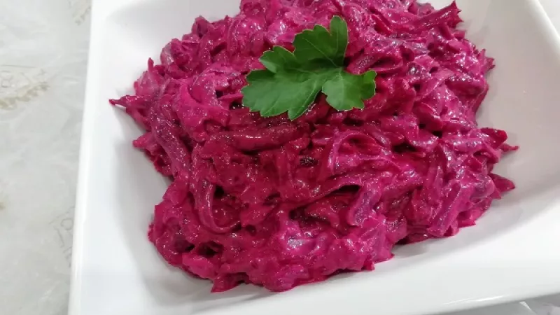 6. Vychladený cviklový šalát chutí úžasne, lebo prejdú chute. Je svieži, veľmi chutný, zdravý a fit.