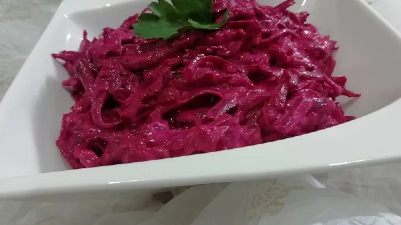 Tip Dobrej kuchyne: Keď si cviklu uvaríme deň vopred, ušetríme si čas pri samotnej príprave nášho cviklového šalátu. 
Dobrú cviklovú chuť.