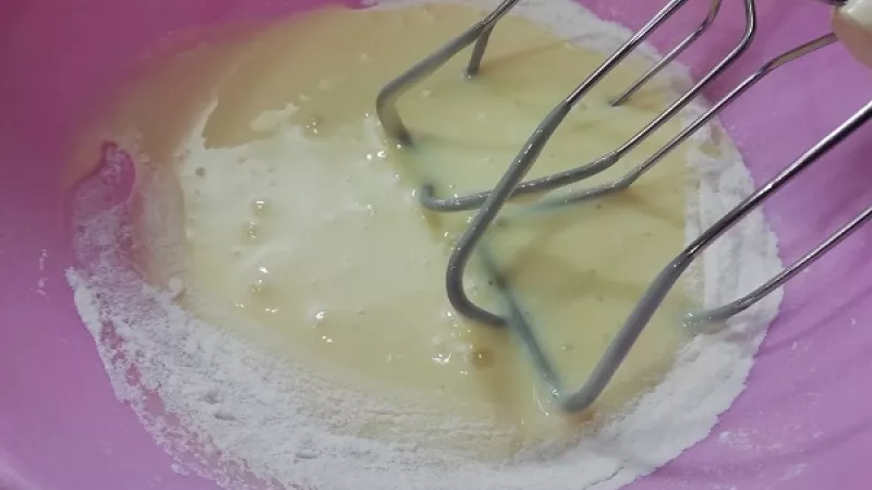 1. Do Salka prišľaháme vanilkový puding Créme Olé bez varenia. Potom túto zmes necháme 5 minút postáť.