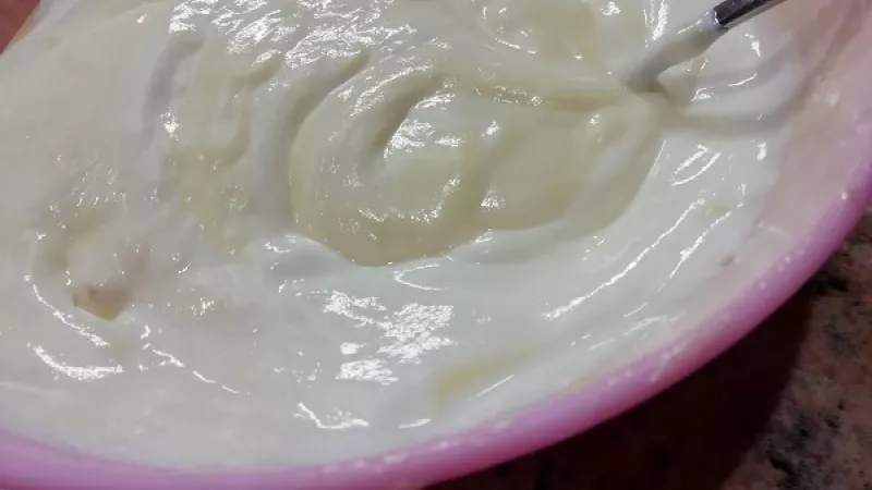 2. K vyšľahanému Salku varechou či lyžicou primiešame hustý biely jogurt. Ak máme radi sladké, dosladíme.