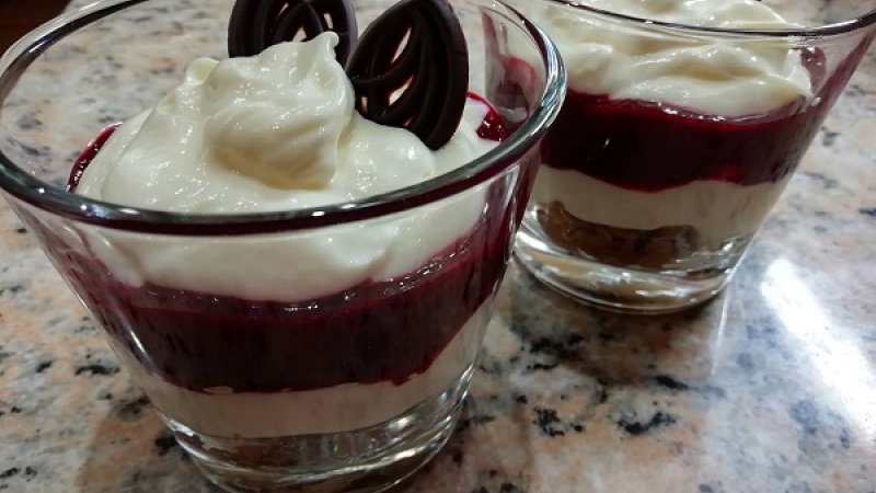 Tip dobrej kuchyne: Ak máme Salko uvarené, nie je potrebné použiť vanilkový puding Créme Olé bez varenia. Stačí Salko iba prešľahať, a tak primiešať biely jogurt.
Sladké maškrtenie želáme.