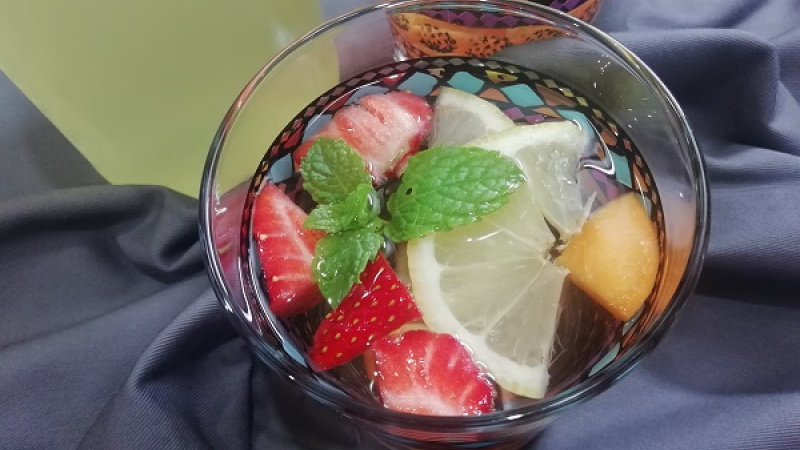 Tip Dobrej kuchyne: Na prípravu našej domácej bazovej limonády môžeme zvoliť samozrejme okrem bazy ľubovoľné ovocie, ktoré si budeme lyžicou pojedať pri popíjaní bazového osvieženia.
Na zdravie.