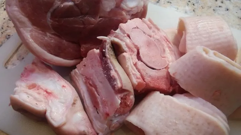 1. Koleno, nožičku a kože necháme v studenej vode odmočiť aspoň 30 minút. Po tomto čase ich umyjeme, očistíme a vložíme do vriacej vody (väčší hrniec) a povaríme zopár minút.