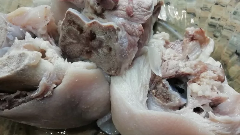 4. Huspeninu varíme tiahnutím, nesmie vrieť. Počas varenia odstraňujeme penu. Po 3 hodinách pridáme očistený cesnak a rozpolené cibule. Ocot pridávame 30 minút pred koncom varenia. 