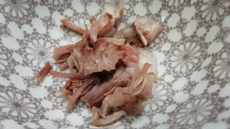 5. Uvarené koleno, paprčky, kože vyberieme a necháme trochu vychladnúť. Mäso pooberáme od kosti a nakrájame na menšie kocky. Do misiek, tanierov, alebo aj na pekáč rozvrstvíme mäso.