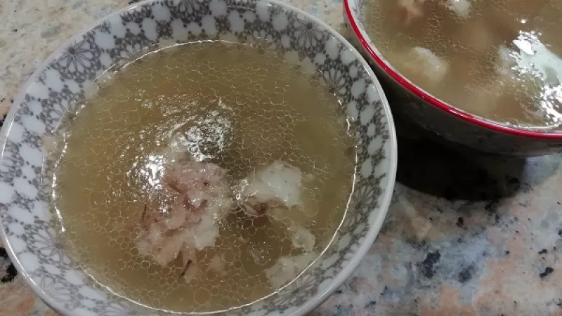 6. Niekto obľubuje aj kože, tie si nasekáme nadrobno. Mäso zalejeme cez husté sito precedeným vývarom. Aj samotný aspik chutí výborne. Keď mäso nemusíte, pripravte si vajce v aspiku.