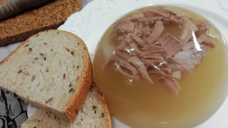Tip Dobrej kuchyne: Pravú domácu huspeninu podávame s nakrájanou cibuľou pokvapkanou octom, k tomu domáci kváskový alebo klasický chlebík. 
Dobrú tradičnú chuť želáme.