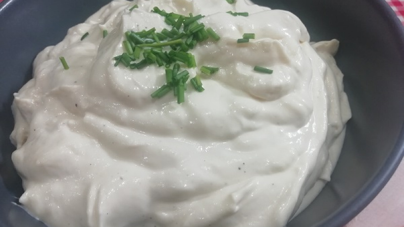 4. Na rozmixovanie majonézy použijeme ponorný mixér. Pravú domácu majonézu dochutíme podľa chuti.
