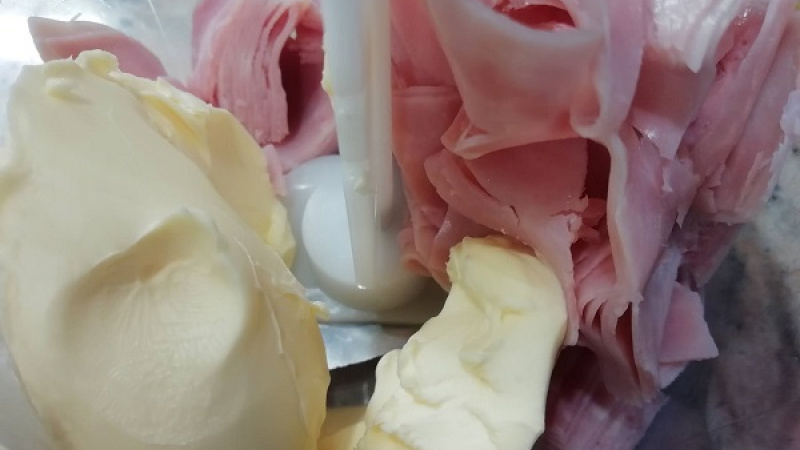 2. Do mixéra vložíme nakrájanú šunku a maslo alebo Ramu.