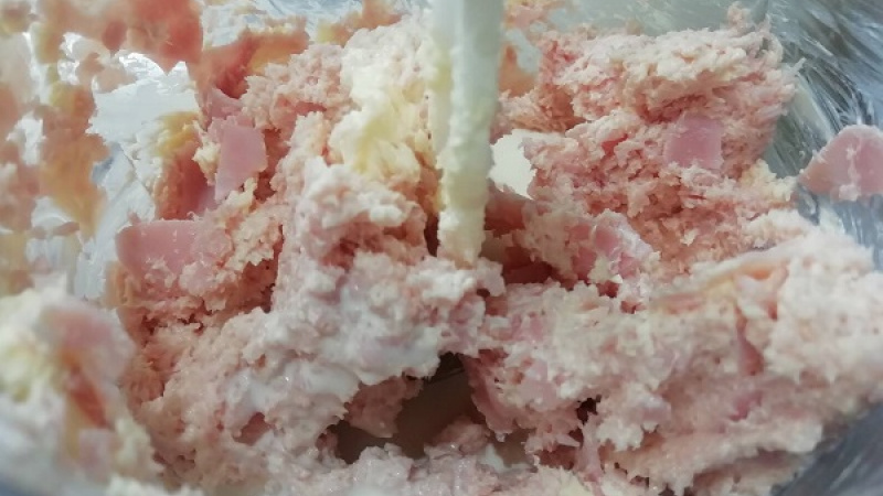 3. Domácu šunkovú nátierku rozmixujeme do hladkej kaše.
