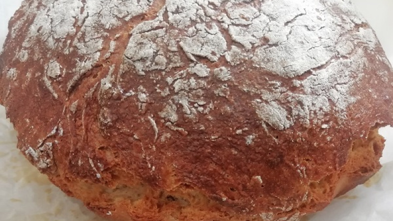 3. Chlebík zo špaldovej múky bez kysnutia pečieme pri teplote 190 oC približne 50 minút. Záleží to od rúry. Po upečení vo vyberieme a necháme na mriežke vychladnúť. Ak keď vonia úžasne, vyčkajte s krájaním. S obyčajným maslom chutí skvele.