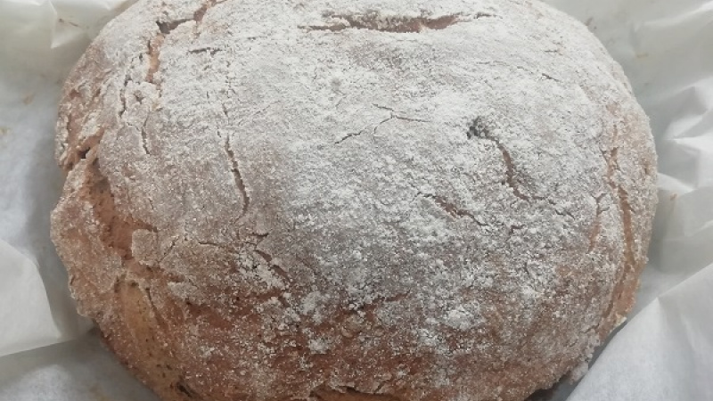 Tip Dobrej kuchyne: Domáci chlebík uskladníme tak, že ho zabalíme do ľanového vrecka alebo utierky. Uskladňovanie v chladničke alebo v igelitových vreckách sa neodporúča, lebo môže splesnivieť. Radšej si ho ešte čerstvý zamrazte. Dobrú chlebovú chuť.
