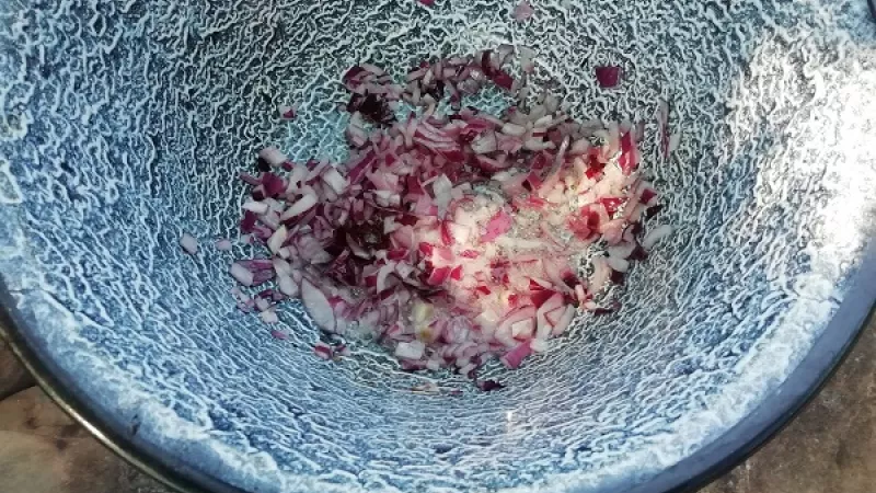 2. V kotlíku alebo v hrnci rozohrejeme olej, pridáme očistenú, nadrobno nakrájanú cibuľu a orestujeme ju do sklovita. Obvarené držky si scedíme.
