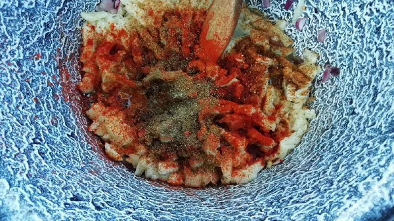 3. K orestovanej cibuli pridáme držky a korenie podľa chuti - červenú papriku, soľ, mleté čierne korenie, bobkový list, rascu, kurkumu,  dobre premiešame.
