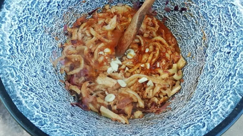 4. Držky orestujeme spolu s korením, pridáme aj roztlačený alebo nakrájaný cesnak, ktorý pekne zavonia, zalejeme vodou, aby boli úplne ponorené.