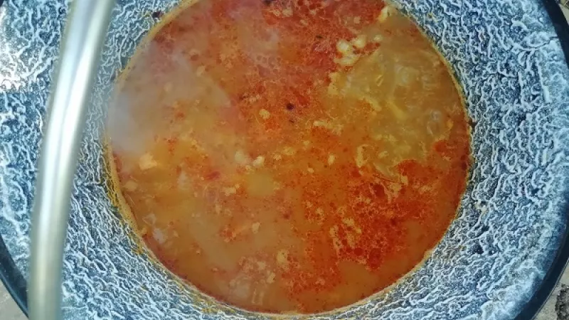 6. Keď varíme držkovú polievku v kotlíku, udržiavame pod kotlíkom stálu teplotu, aby jemne bublala. Keď sú zemiaky mäkké, pridáme rozmrvený majorán.