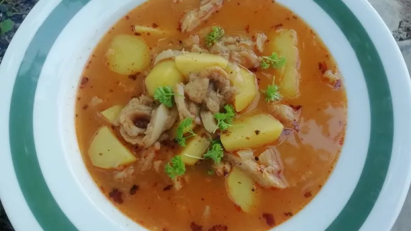 Tip Dobrej kuchyne: Ak milujete pálivé, ku koncu pridaje do polievky aj feferónku alebo chilli papričku. Dávame však pozor, aby sme to príliš neprehnali.
Dobrú tradičnú chuť.