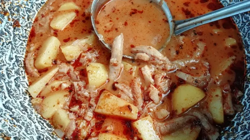 7. Držkovú polievku ešte prevaríme, dochutíme, ak je potrebné. Keď je polievka príliš hustá, ešte ju zriedime horúcou vodou. Pridáme petržlenovú vňať.
