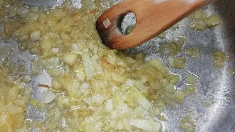 4. Tak pridáme aj kryštálový cukor, necháme skaramelizovať. Trvá to pár minút.