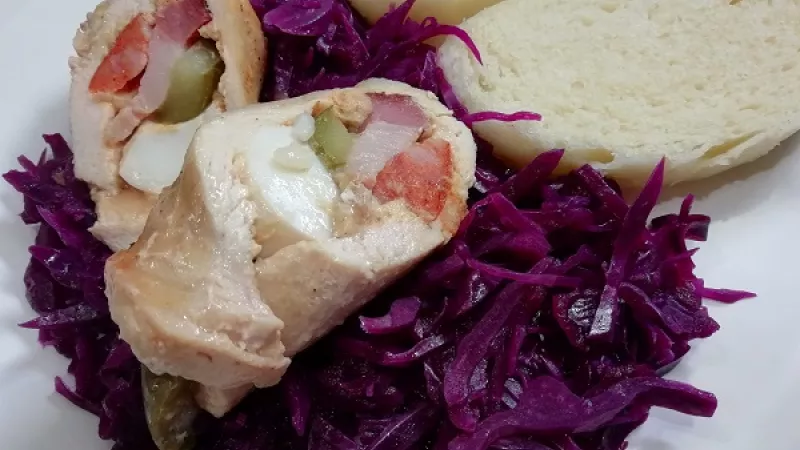 Tip Dobrej kuchyne: Dusená červená kapusta chutí najlepšie na druhý deň, keď prejdú všetky chute. Je veľmi dôležité ju správne dochutiť, doladiť správnu sladkosť a kyslosť.
Dobrú kapustovú chuť.