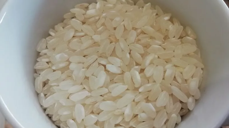 1. Pripravíme si 1 hrnček (250 ml) ryže. Dôkladne ju premyjeme vo viacerých vodách, je potrebné ju zbaviť škrobu. Práve škrob ma na svedomí lepivosť ryže. Umytú ryžu necháme na sitku dobre odkvapkať, mala by byť suchá.