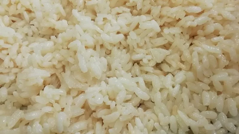 4. Ryžu prikryjeme a dusíme na miernom stupni 15-20 minút, podľa potreby. Po 15 minútach skontrolujeme. Čas dusenia záleží od druhu a samozrejme kvality ryže. Ak je mäkká, ryžu odkryjeme, aby mohla uniknúť zvyšná para.