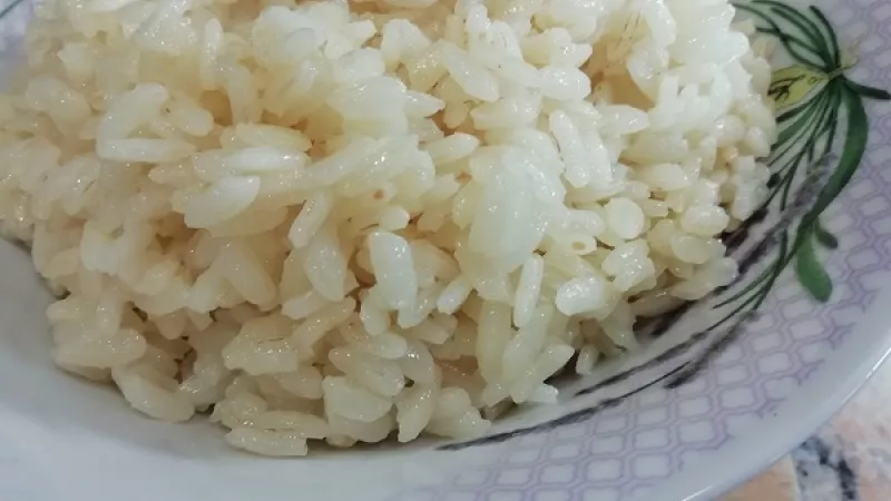 Tip Dobrej kuchyne: Ak pridáte spolu s vodou k duseniu ryže zopár kvapiek citrónovej šťavy, ryža bude nádherne biela.
Dobrú ryžovú chuť.
