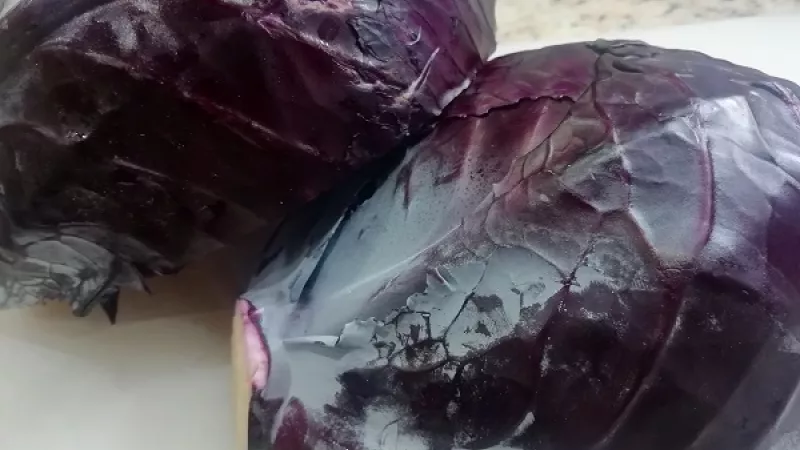 Červenú kapustu si očistíme, zbavíme ju vrchných listov, odstránime hlúbik.