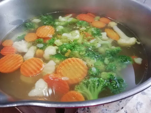 Jednoducha polievka z mrazenej zeleniny