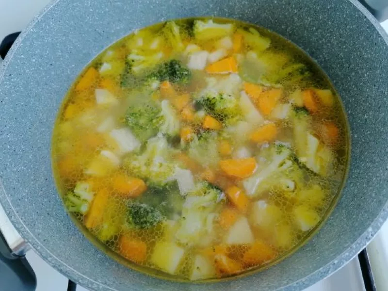 Výborná brokolicová polievka, výživná a plná chuti, základný recept