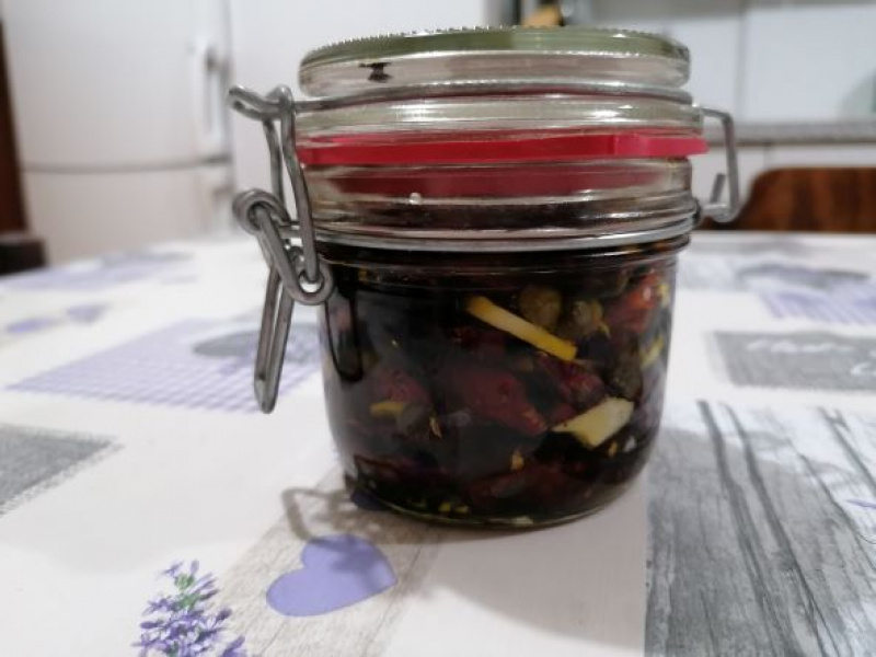 Sušené paradajky naložené v olivovom oleji s cesnakom, oreganom a kaparmi, výborný recept 