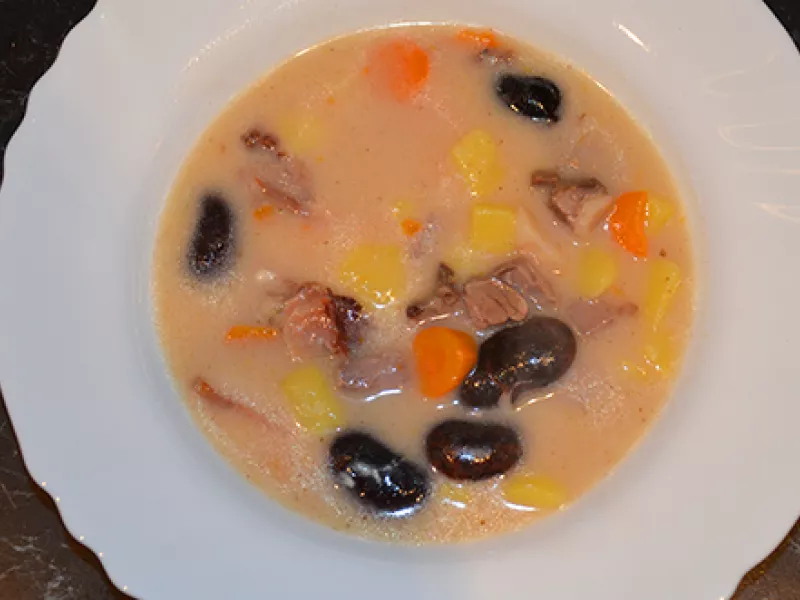 Tradičná sladkokyslá fazuľová polievka so smotanou, overený recept