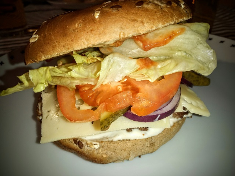 Domáci hovädzí hamburger, poctivý burger z hovädzieho mäsa