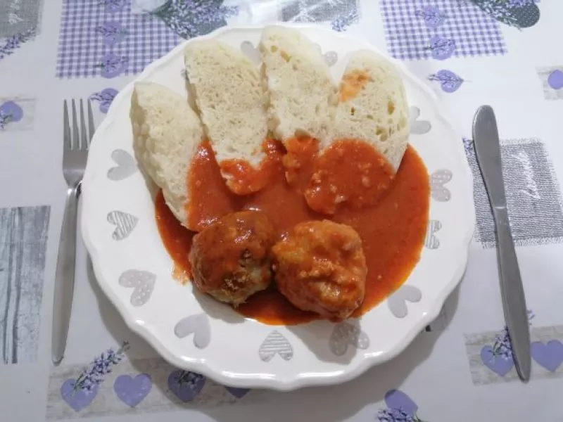 Plnená paprika v paradajkovej omáčke - neskutočne dobrá a rokmi overená kombinácia